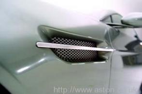 на дороге Астон Мартин Aston Martin AMV8 Vantage 2006. Кликните для просмотра фото автомобиля большего размера.