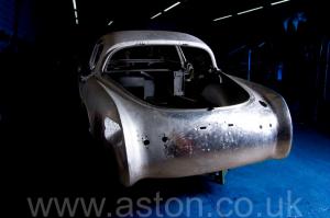 на дороге Астон Мартин Aston Martin DB2/4 Vignale 1954. Кликните для просмотра фото автомобиля большего размера.