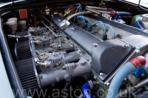 на дороге Астон Мартин Aston Martin DB4 GT 1961. Кликните для просмотра фото автомобиля большего размера.