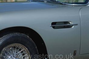    Aston Martin DB5 1965.       .
